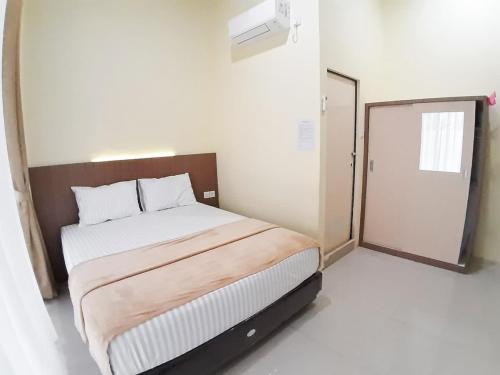 Katil atau katil-katil dalam bilik di RedDoorz Syariah near Transmart Jambi 2