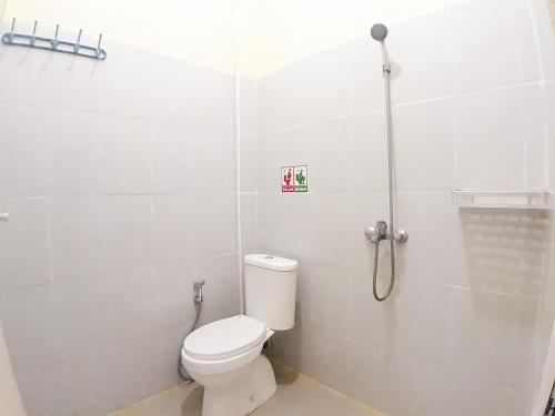 Bilik mandi di RedDoorz Syariah near Transmart Jambi 2