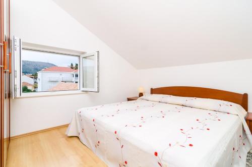 Posteľ alebo postele v izbe v ubytovaní Cozy duplex apartment A2, in a stone built house, Sunset Beach near Dubrovnik