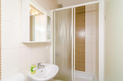 Kúpeľňa v ubytovaní Cozy duplex apartment A2, in a stone built house, Sunset Beach near Dubrovnik