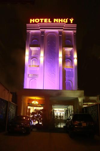a hotel with a neon sign on the side of a building at Hotel Như ý Biên Hòa in Bien Hoa