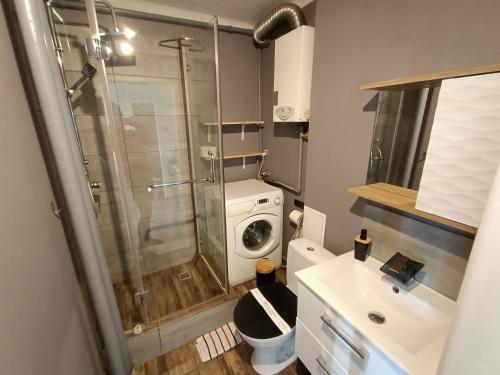 a bathroom with a shower and a washing machine at Perfekt place in Oświęcim