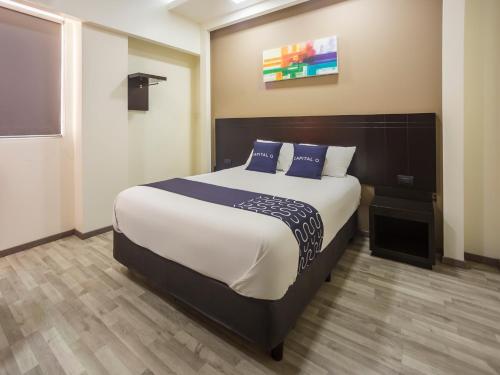 Una cama o camas en una habitación de Smart Hotel Monterrey