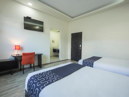 Postel nebo postele na pokoji v ubytování Smart Hotel Monterrey