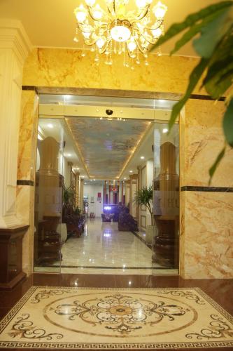 a lobby with a chandelier and a large hallway at Hotel Như ý Biên Hòa in Bien Hoa