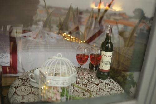 una mesa con dos copas y una botella de vino en Hotel Như ý Biên Hòa, en Bien Hoa