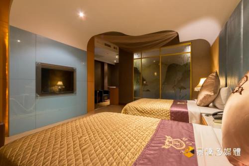 سرير أو أسرّة في غرفة في Zheng Yi Hotel & Motel I