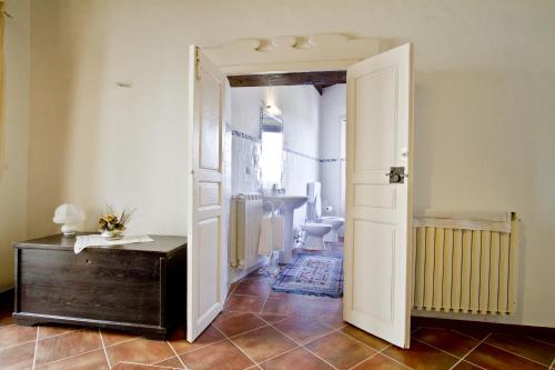 Habitación con baño con aseo y lavabo. en Ospitalità Don Carlo, en Tortorella