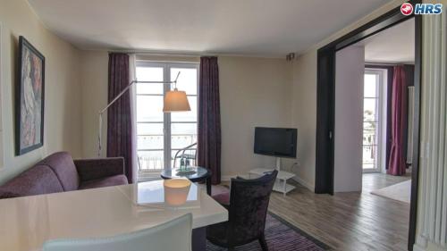 TV a/nebo společenská místnost v ubytování Strand-Hotel Seenelke