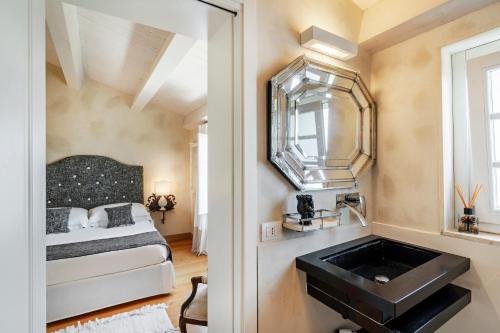 een badkamer met een wastafel en een bed in een kamer bij Zahir Country House Hotel in Noto