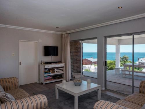 Una sala de estar con vista al mar. en Casey's Landing, en De Kelders