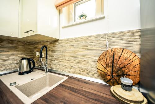 cocina con fregadero y suelo de madera en Villa Tara, en Zadar
