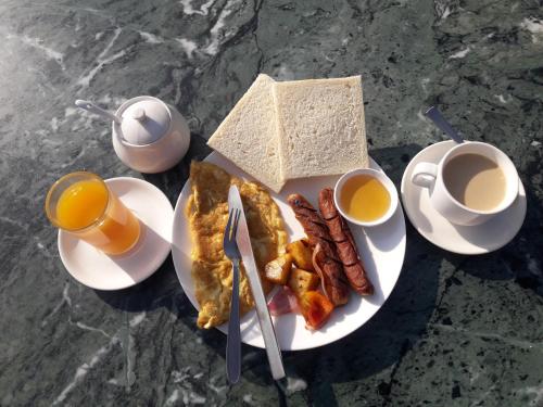 カトマンズにあるホテル ファミリー ホームの朝食の皿とコーヒー2杯