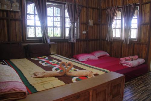 Postel nebo postele na pokoji v ubytování บ้านเพลินภู