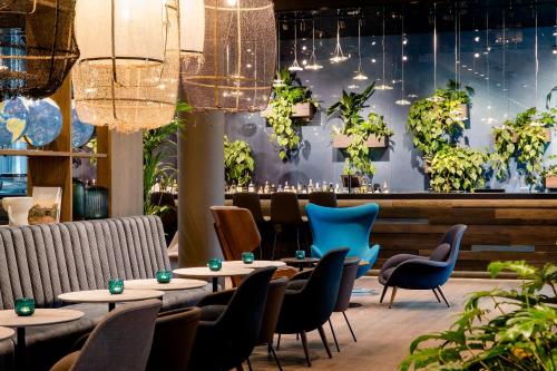 a dining room filled with tables and chairs at Motel One Bonn-Hauptbahnhof in Bonn