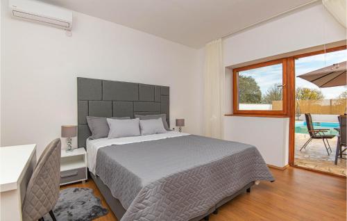 - une chambre avec un grand lit et une terrasse dans l'établissement 4 Bedroom Awesome Home In Sibenik, à Piramatovci