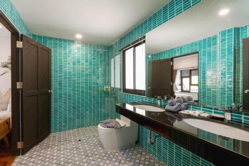 ein Badezimmer mit zwei Waschbecken und einem großen Spiegel in der Unterkunft Patong Garden House - Luxury Villa in Patong Hills in Patong Beach