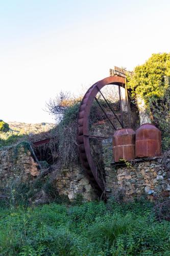 an old rusted outensionalensionalensionalensionalensionalensionalensionalensionalensionalensionalensional at Casa Rural El Abeto in Torre de Don Miguel