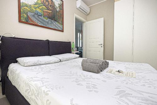 a bedroom with a large bed with white sheets at Camera sopra il parco a 2 passi dal mare in Genoa