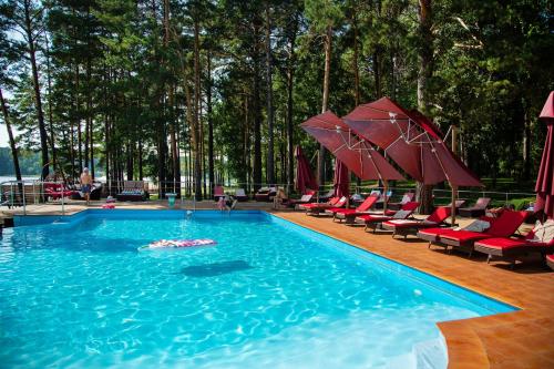 ベルツクにあるMOROZOVO Resort-Hotel&SPAの椅子と水中の人