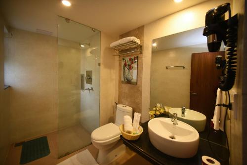 y baño con aseo, lavabo y ducha. en Kumari Boutique Hotel, en Katmandú