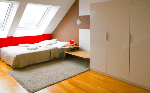 Postel nebo postele na pokoji v ubytování Bright Duplex Danube Canal