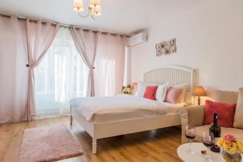 una camera con letto, divano e tavolo di Studio T by MRG Apartments a Bucarest