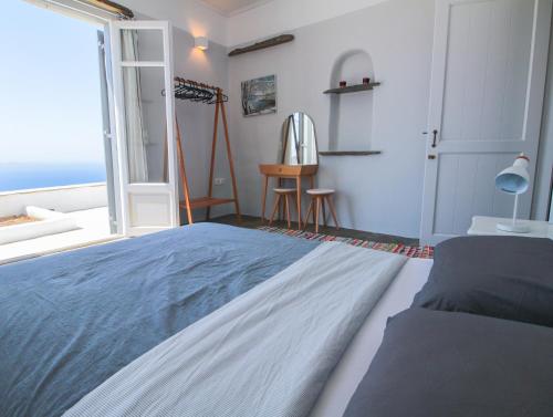 Postel nebo postele na pokoji v ubytování Spectacular View Maisonette in Ysternia