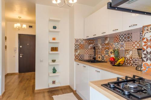 una cocina con estufa y encimera en City Center - Studio T by MRG Apartments, en Bucarest