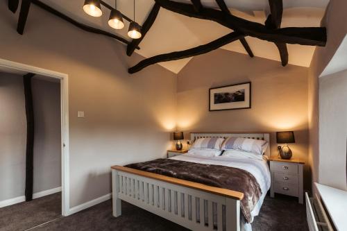 een slaapkamer met een groot bed in een kamer bij Willow Valley in Bude