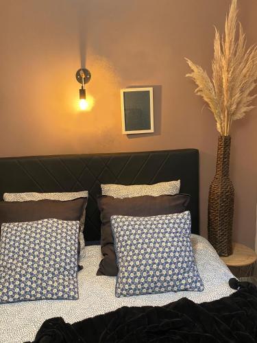 ランデルノーにあるresidence Belhommetのベッドルーム1室(青と白の枕が備わるベッド1台付)
