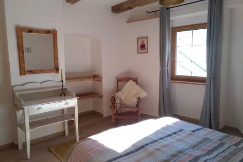 Schlafzimmer mit einem Bett, einem Schreibtisch und einem Spiegel in der Unterkunft Le Grand PIerron Clarée Valley cosy apartment in mountain, 6p in Val-des-Prés