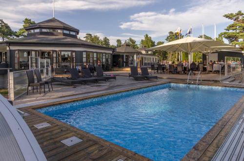 Poolen vid eller i närheten av Käringsund Resort Camping