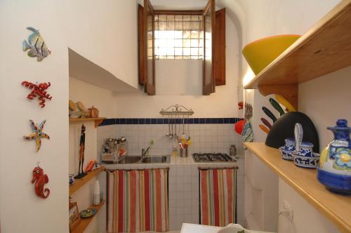 una piccola cucina con lavandino e bancone di Casa Bouganville a Positano