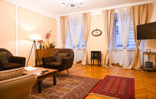 salon z kanapą i stołem w obiekcie Breathtaking Suite Mozart w Wiedniu