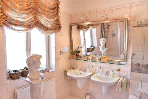 bagno con 2 lavandini e specchio di Lion Homestay Munich a Monaco