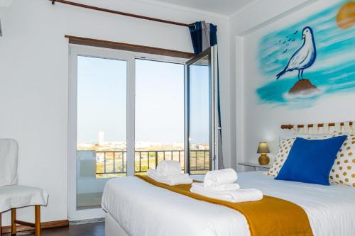 佩尼謝的住宿－Estrela do Mar，一间卧室设有两张床和大窗户