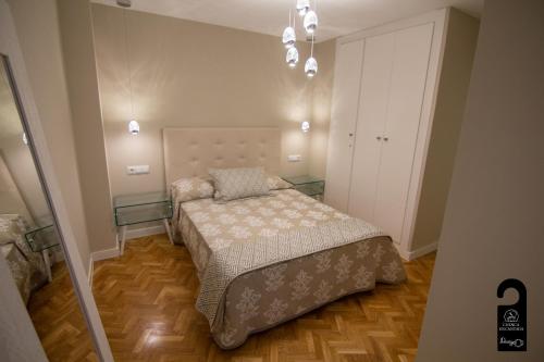 a small bedroom with a bed and a closet at Cuencaloft Cervantes in Cuenca