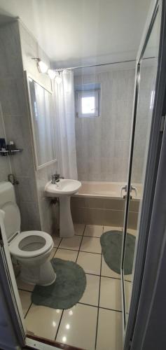 a bathroom with a toilet and a sink and a tub at Apartament Chaplins 3 camere in Piatra Neamţ