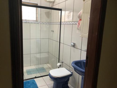 uma casa de banho com um chuveiro, um WC e um lavatório. em Sítio Flora Rei em Holambra