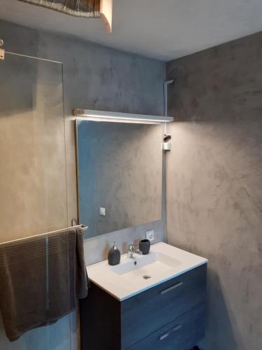 馬西尼古蒂的住宿－Casa Rey，一间带水槽和镜子的浴室