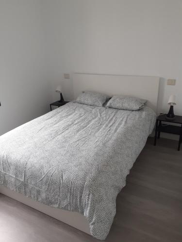 馬西尼古蒂的住宿－Casa Rey，白色卧室配有带2个枕头的床