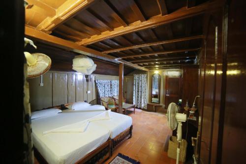 1 dormitorio con 1 cama grande en una habitación en Varkala Marine Palace, en Varkala