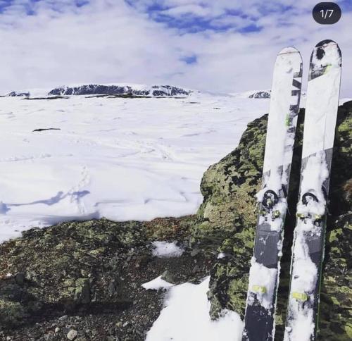 a pair of skis sitting on top of a mountain at Bjørkli Lodge in Geilo