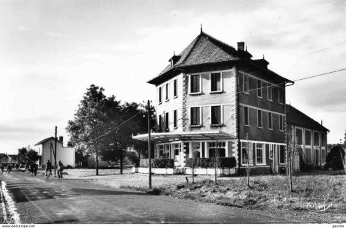 une photo en noir et blanc d'une grande maison dans l'établissement La belle Epoque, à Damparis