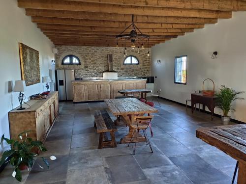 un salon avec une table et une cuisine dans l'établissement Manoir du Marquis de Montcalm, à Vestric-et-Candiac