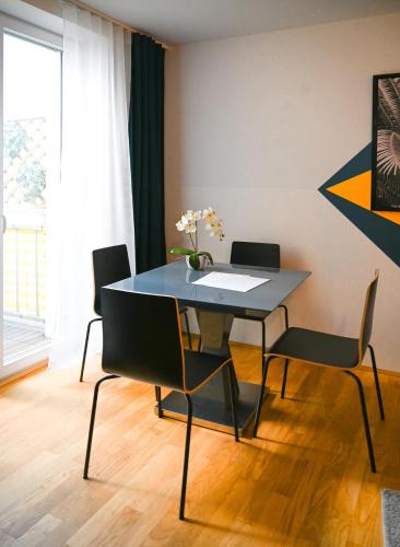 Balcony Apartment for 4 near Naschmarkt & Kettenbrückengasse U4 Metro