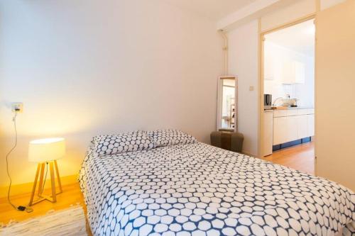 1 dormitorio con 1 cama y 1 lámpara y cocina en Charming apartment in city center, en Ámsterdam