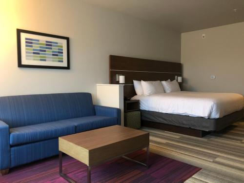 Giường trong phòng chung tại Holiday Inn Express & Suites - Madison West - Middleton, an IHG Hotel