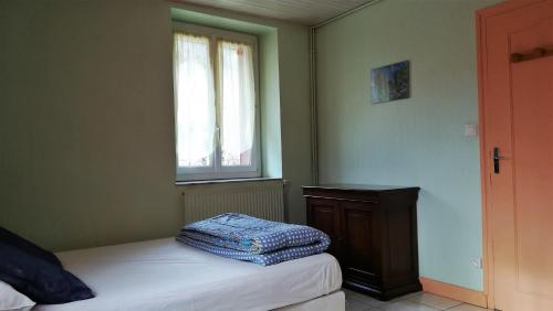 une petite chambre avec un lit et une fenêtre dans l'établissement Appartement RDC maison de village, à Savignac-les-Ormeaux